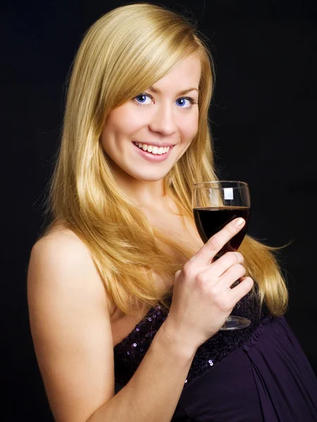 Mujer rubia sonriente sosteniendo vino — Foto de Stock