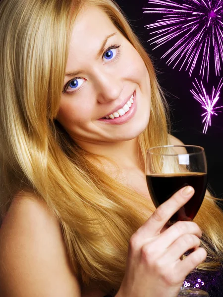 와인 들고 미소 짓는 금발 여자 — 스톡 사진
