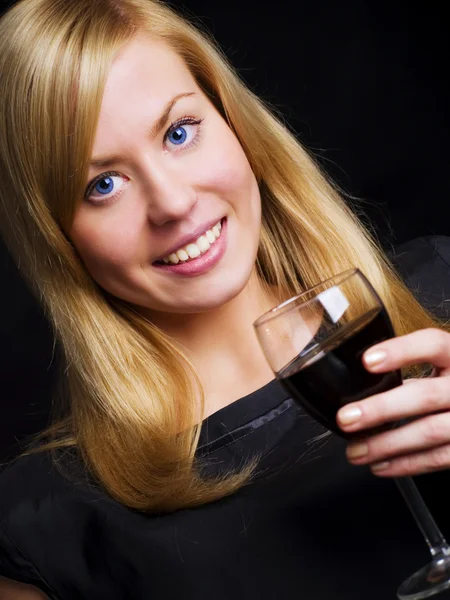 Mujer en vestido negro sosteniendo vino — Foto de Stock