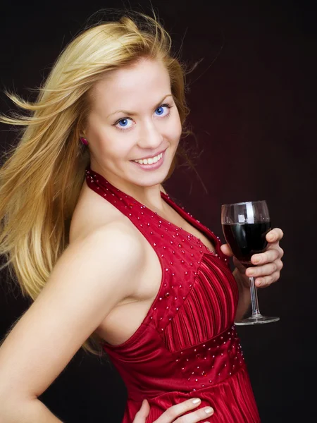 Gülümseyen güzel kadın holding şarap — Stok fotoğraf