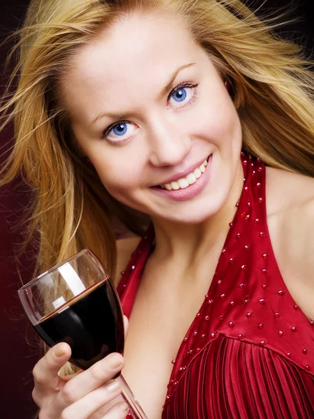 Χαμογελώντας όμορφη γυναίκα εκμετάλλευση κρασί — Φωτογραφία Αρχείου