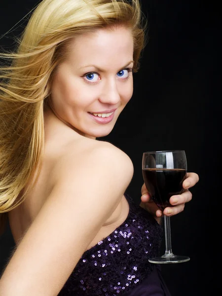 Sonriente hermosa mujer sosteniendo el vino — Foto de Stock