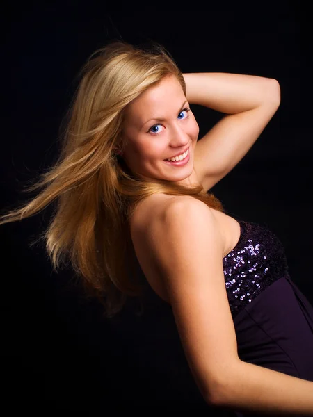 Prachtige blond dansende meisje — Stockfoto