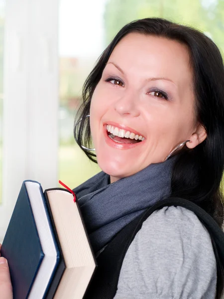 Uśmiechający się uczeń kobieta gospodarstwa książki — Zdjęcie stockowe