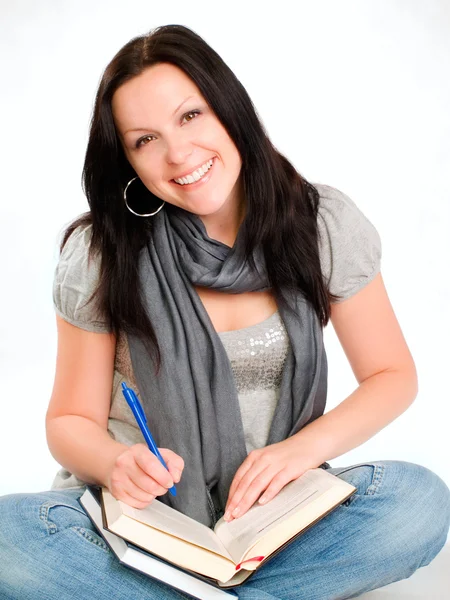Studerande kvinna anläggning bok — Stockfoto