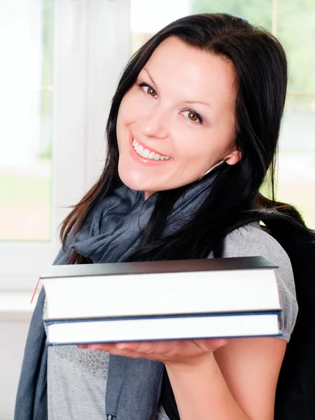 Studerande kvinna anläggning bok — Stockfoto