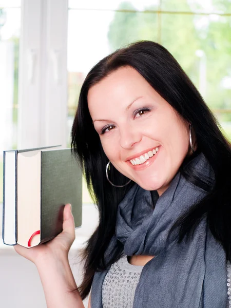 Uśmiechający się uczeń kobieta gospodarstwa książki — Zdjęcie stockowe