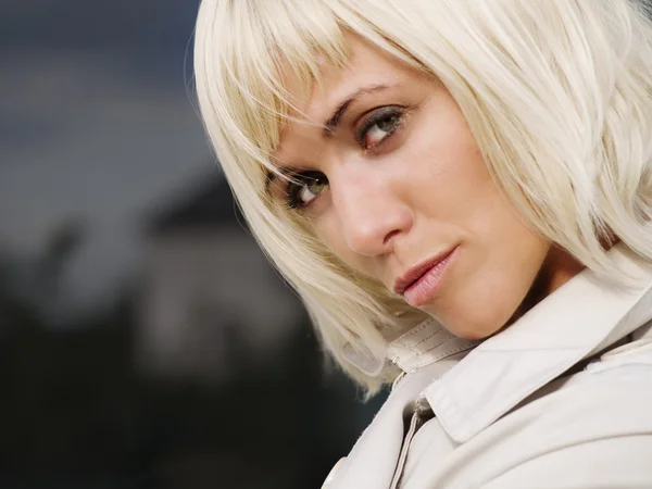 Piękny seksowny blond kobieta w płaszcz — Zdjęcie stockowe