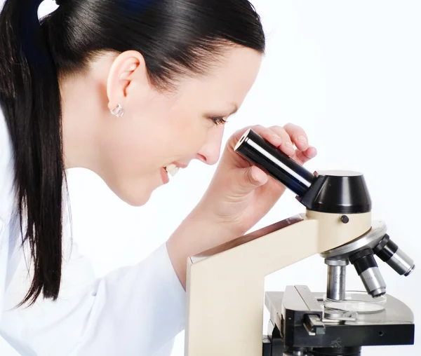 Mulher pesquisadora com microscópio — Fotografia de Stock