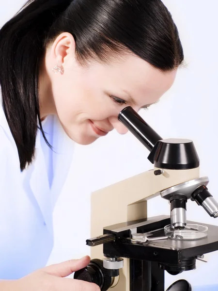 Nő a kutató a Mikroszkóp — Stock Fotó