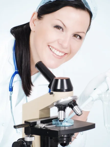 Ženské výzkumník s mikroskopem — Stock fotografie
