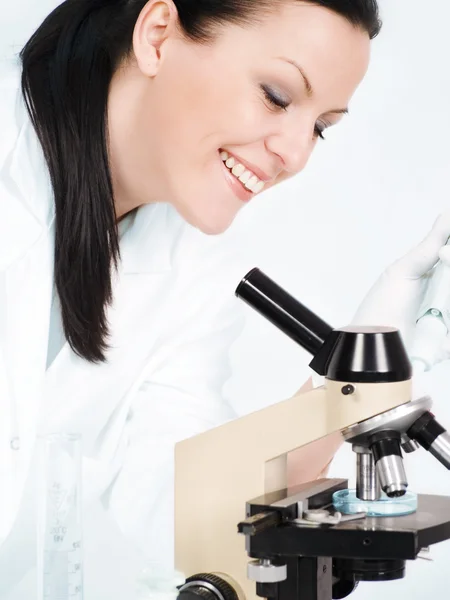 Mujer investigadora con microscopio — Foto de Stock