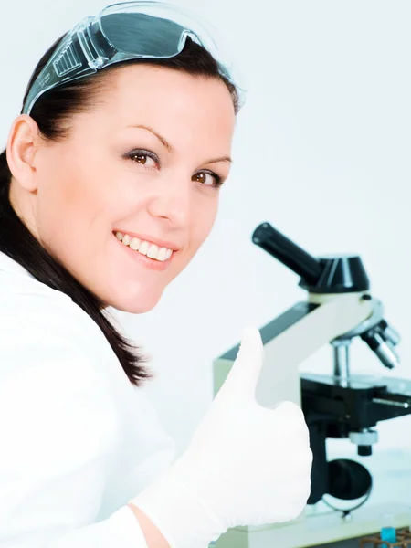 Mujer investigadora con microscopio —  Fotos de Stock
