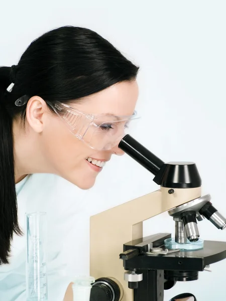 Investigadora con microscopio — Foto de Stock