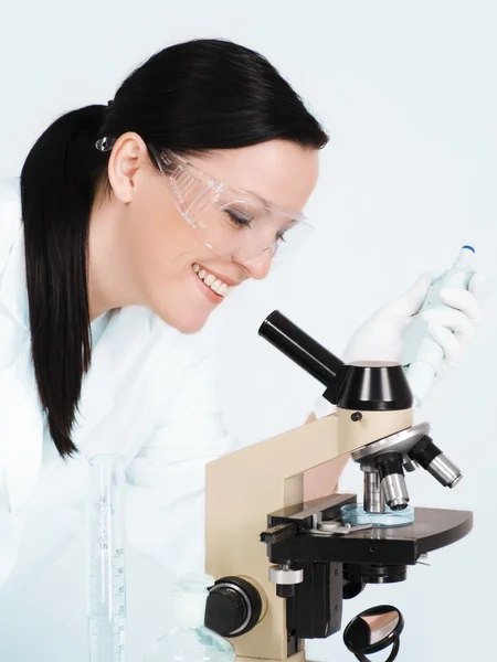 Kobieta naukowiec z mikroskopem — Zdjęcie stockowe