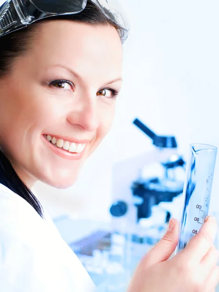 Kvinnliga forskare håller upp ett test — Stockfoto