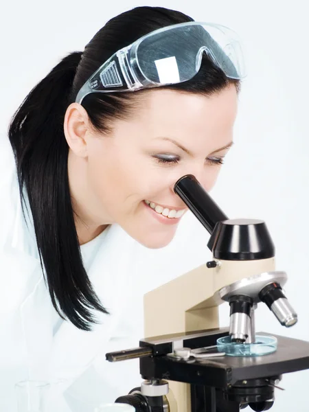 Investigadora con microscopio —  Fotos de Stock