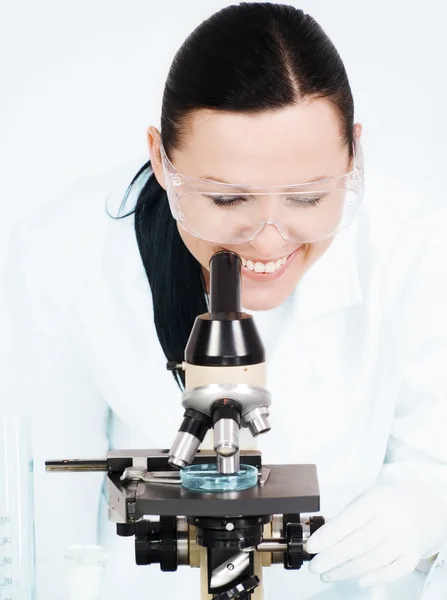 Kobieta naukowiec z mikroskopem — Zdjęcie stockowe