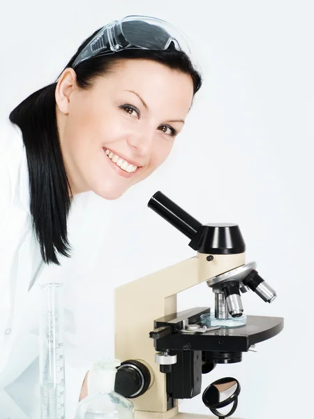 Žena výzkumník s mikroskopem — Stock fotografie