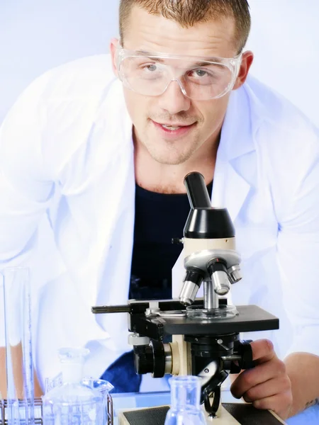 笑みを浮かべて男を顕微鏡の研究 — ストック写真