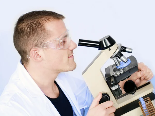 Ler man forska på Mikroskop — Stockfoto