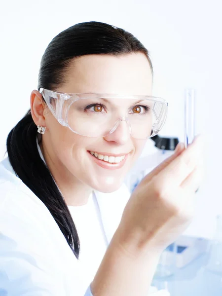 Kvinnliga forskare håller upp en tub — Stockfoto