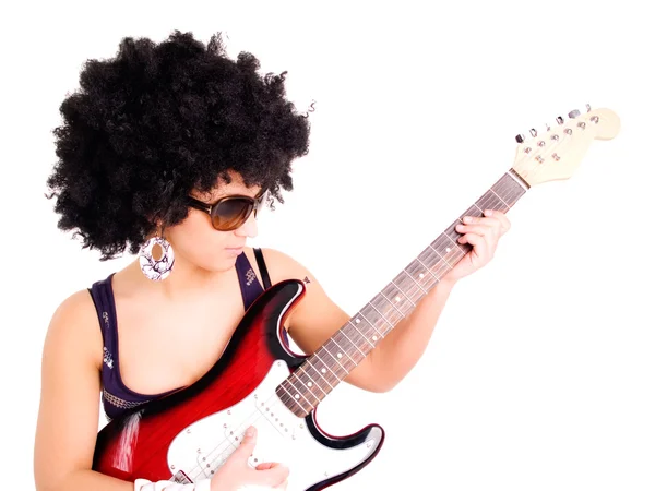 Jovem mulher tocar guitarra sobre branco — Fotografia de Stock