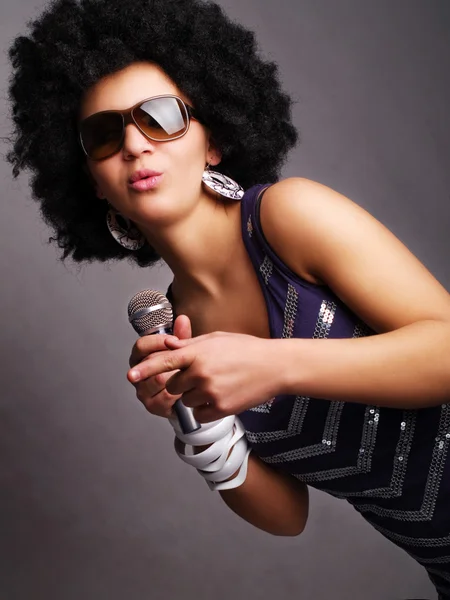 Afro sångare anläggning mikrofon — Stockfoto