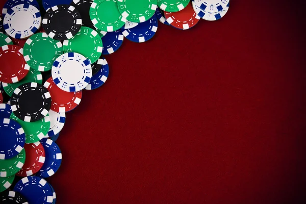 Glücksspiel-Chips auf lila Hintergrund — Stockfoto
