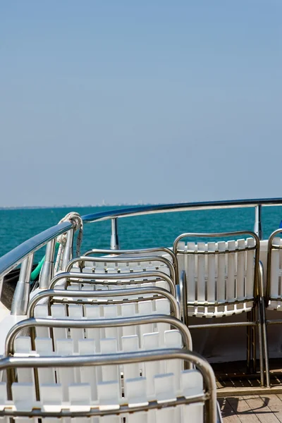 Zitplaatsen op een veerboot — Stockfoto