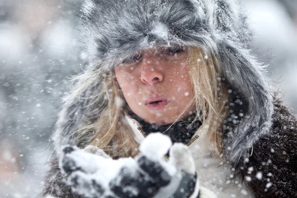 Mulher soprando neve — Fotografia de Stock