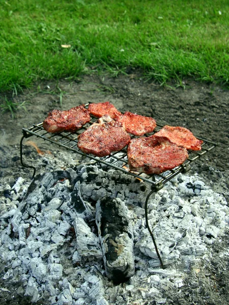 Harvinainen pihvi grillistä — kuvapankkivalokuva