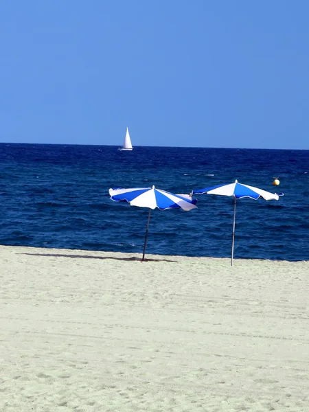 Parasols op een strand — Stockfoto