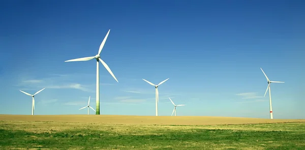Вітрові турбіни - альтернативна енергія — стокове фото