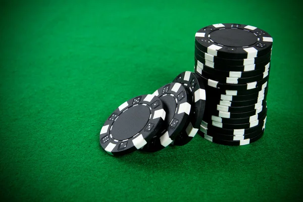Zásobník černého poker žetony — Stock fotografie