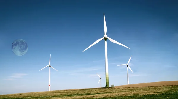 Farma větrných turbín s vysokým měsíc — Stock fotografie