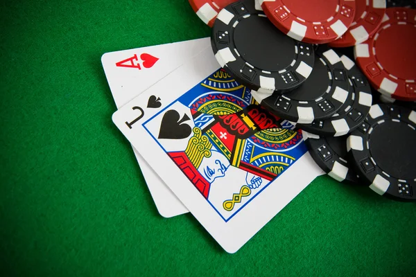 Ace of hearts ve siyah kriko — Stok fotoğraf