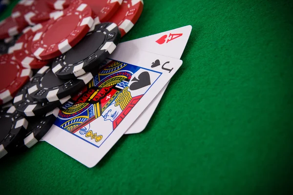 Ace of hearts ve siyah kriko — Stok fotoğraf