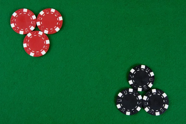 Poker chips på en grön tabell — Stockfoto
