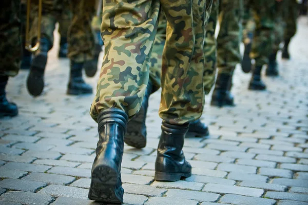 Солдаты маршируют в строю — стоковое фото
