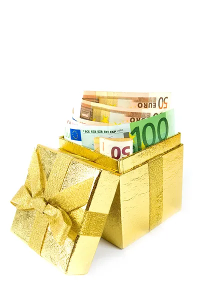 Dinero en euros en caja de regalo de oro — Foto de Stock