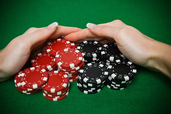 Παίκτης του πόκερ καταιέτιο ένα μεγάλο σωρό μάρκες — Φωτογραφία Αρχείου