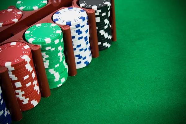 Poker chips i en låda — Stockfoto