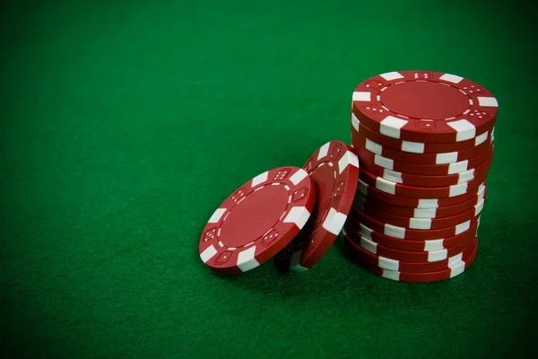 Stack av röda pokermarker — Stockfoto