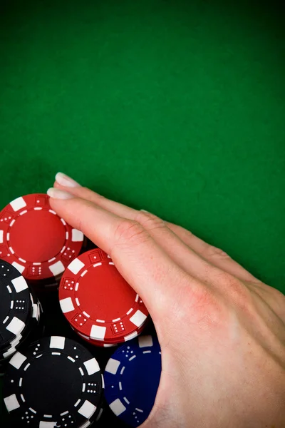 Mano femenina y fichas de poker — Foto de Stock