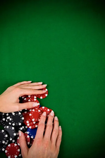 Mano femenina y fichas de poker —  Fotos de Stock