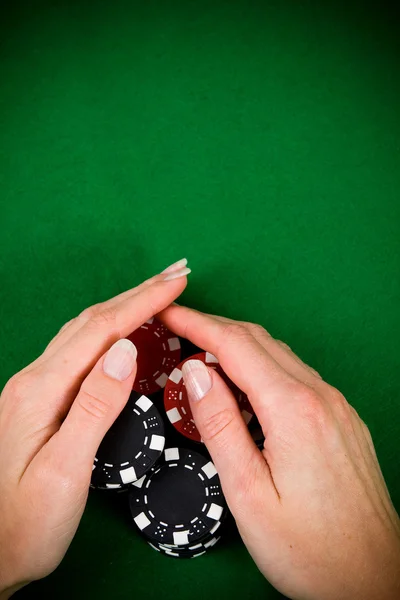 Vrouwelijke hand en poker chips — Stockfoto