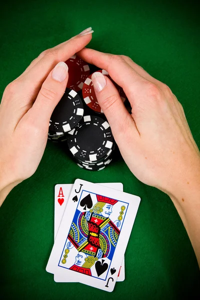 Vrouwelijke hand en poker chips — Stockfoto