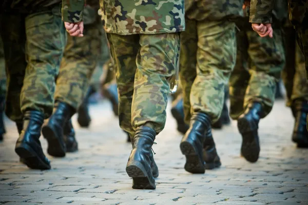 Soldados marcham em formação — Fotografia de Stock