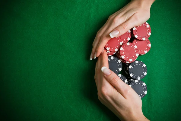 Jugador de póquer rastrillar una gran pila de fichas — Foto de Stock
